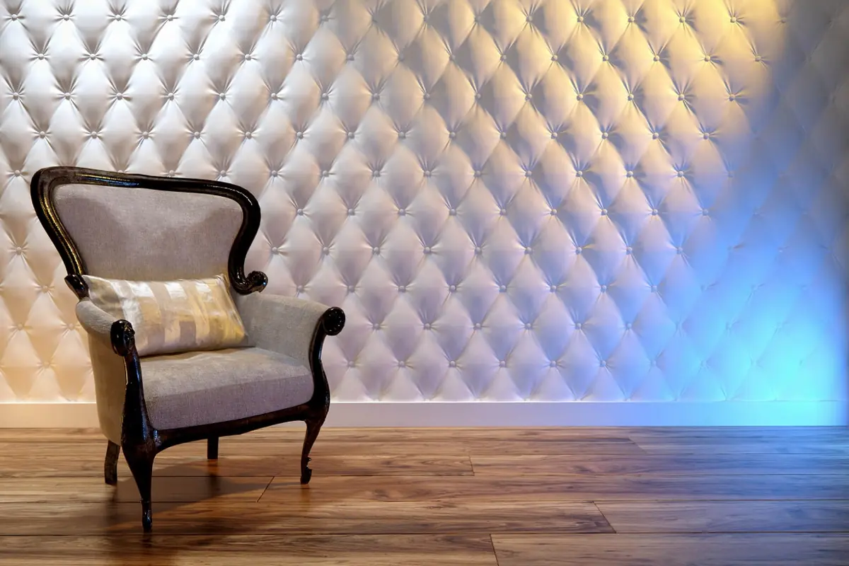 Klassieke fauteuil tegen een witte capitonné 3D-wand
