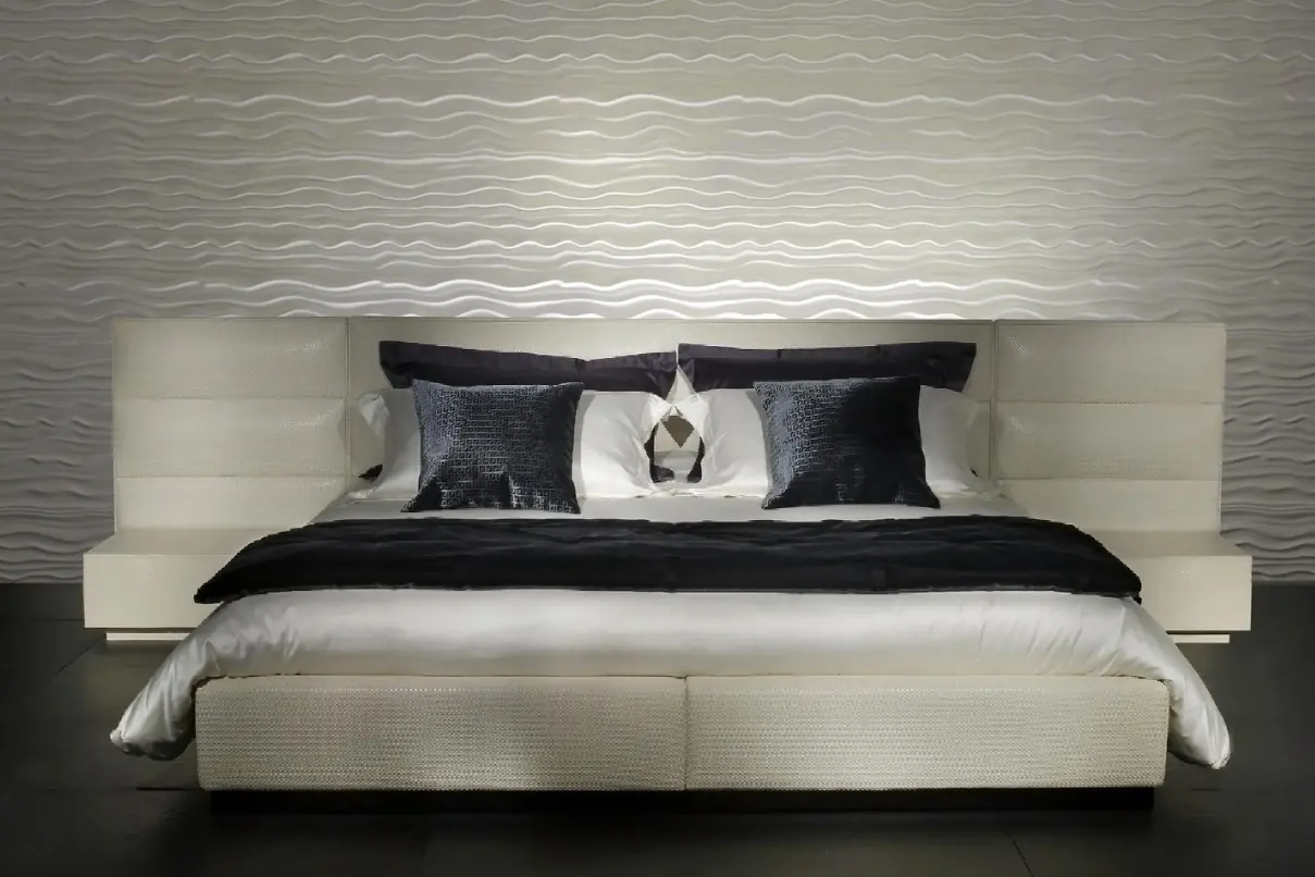 Slaapkamer met een witte 3D-wand met brede golfbanden achter het bed