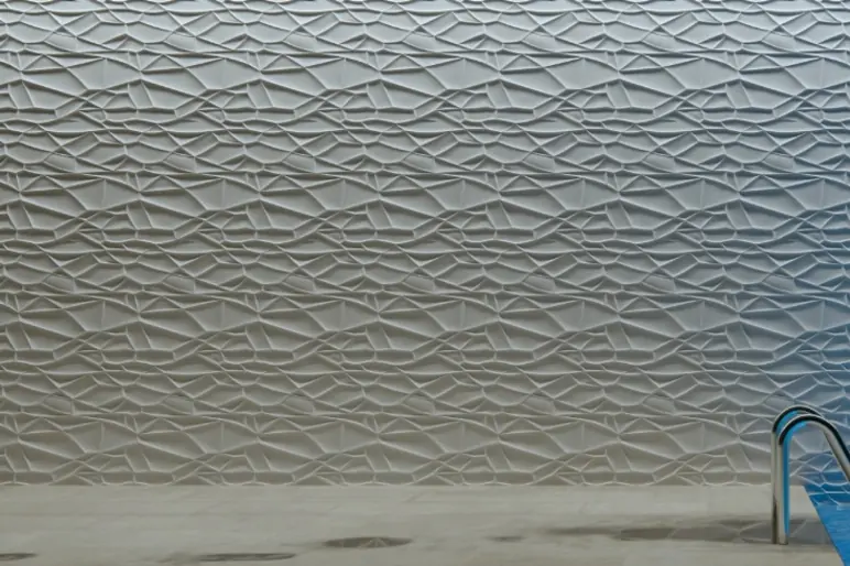 Zwembadwand met een fijn gevouwen 3D-facetnet